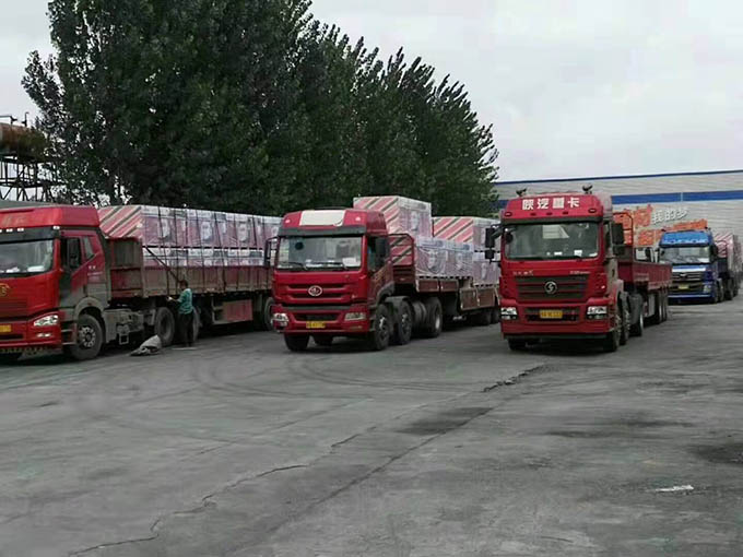 石膏板廠家直銷發(fā)貨裝車